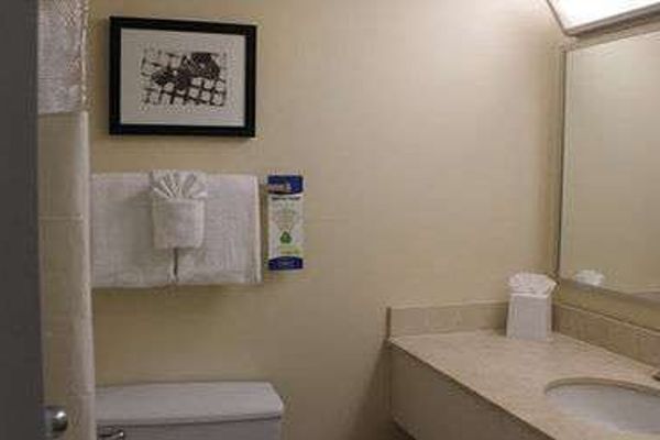 PARAMOUNT PLAZA HOTEL AND SUITES (Gainesville)